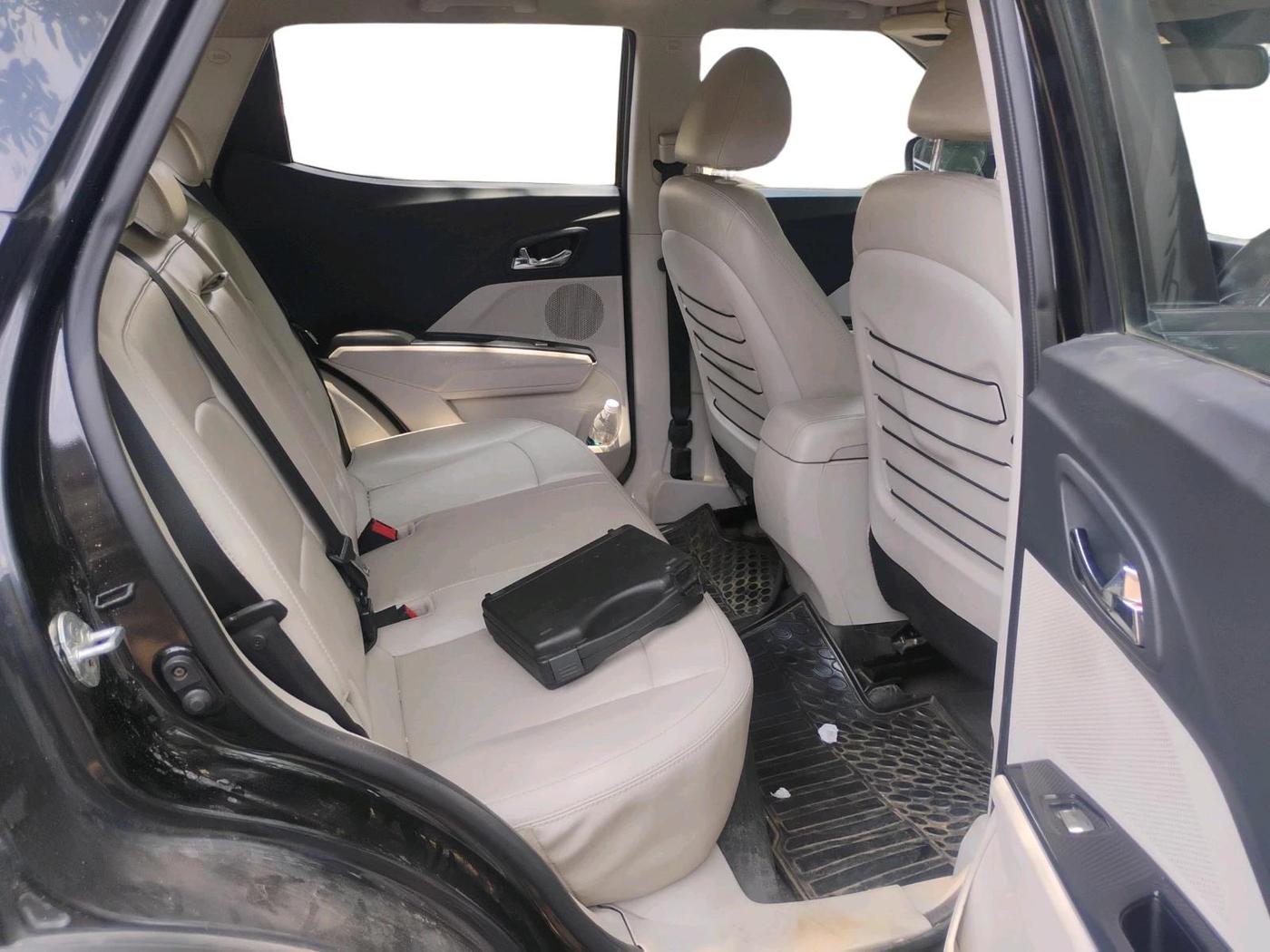 2020 Mahindra XUV300 W8 (O) 1.2 PETROL, Petrol, Manual, 49,397 km, interior