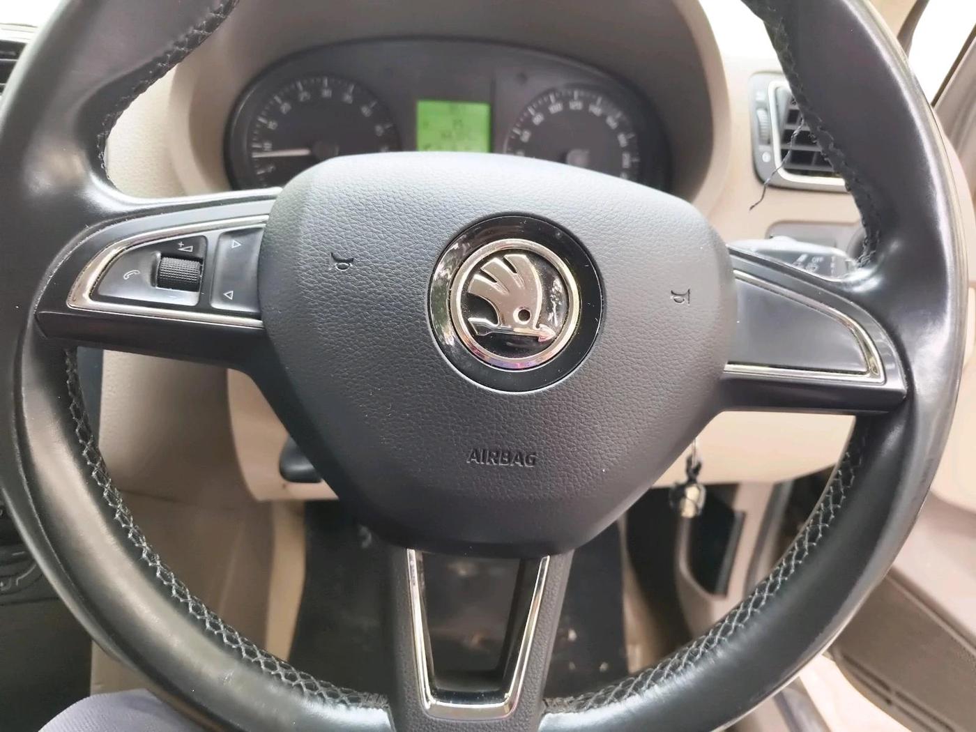 2014 Skoda Rapid AMBITION 1.6 TDI CR MT PLUS, Diesel, Manual, 1,66,305 km, interior
