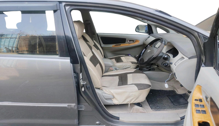 2010 Toyota Innova V 2.5 7 STR, Diesel, Manual, 4,25,020 km, interior