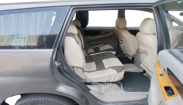 2010 Toyota Innova V 2.5 7 STR, Diesel, Manual, 4,25,020 km, interior