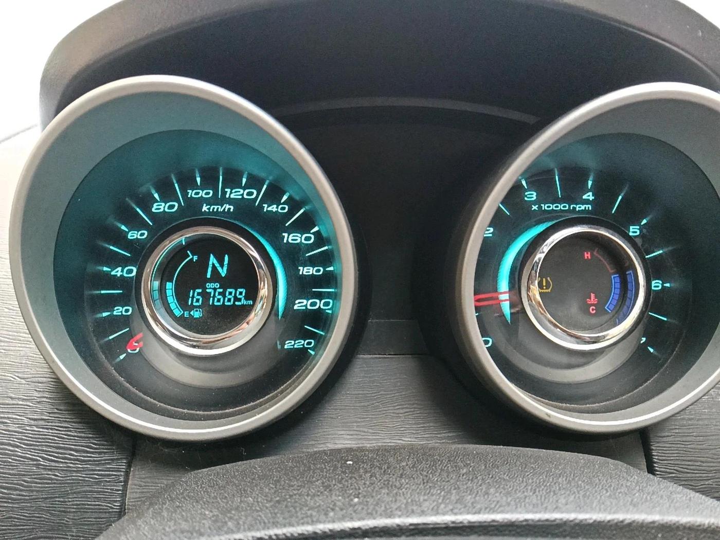 2016 Mahindra XUV500 W10, Diesel, Manual, 1,67,687 km, interior
