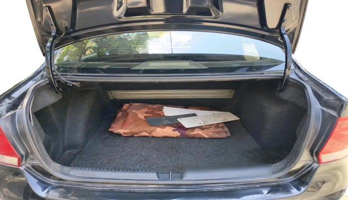 2011 Volkswagen Vento HIGHLINE 1.6 MPI, Petrol, Manual, 1,37,632 km, exterior