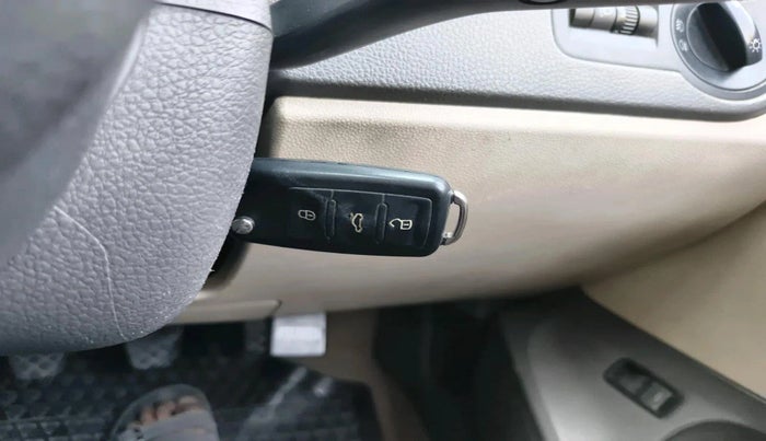 2011 Volkswagen Vento HIGHLINE 1.6 MPI, Petrol, Manual, 1,37,632 km, interior