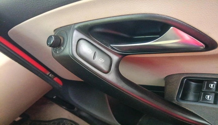 2013 Volkswagen Polo HIGHLINE DIESEL, Diesel, Manual, 1,64,987 km, interior