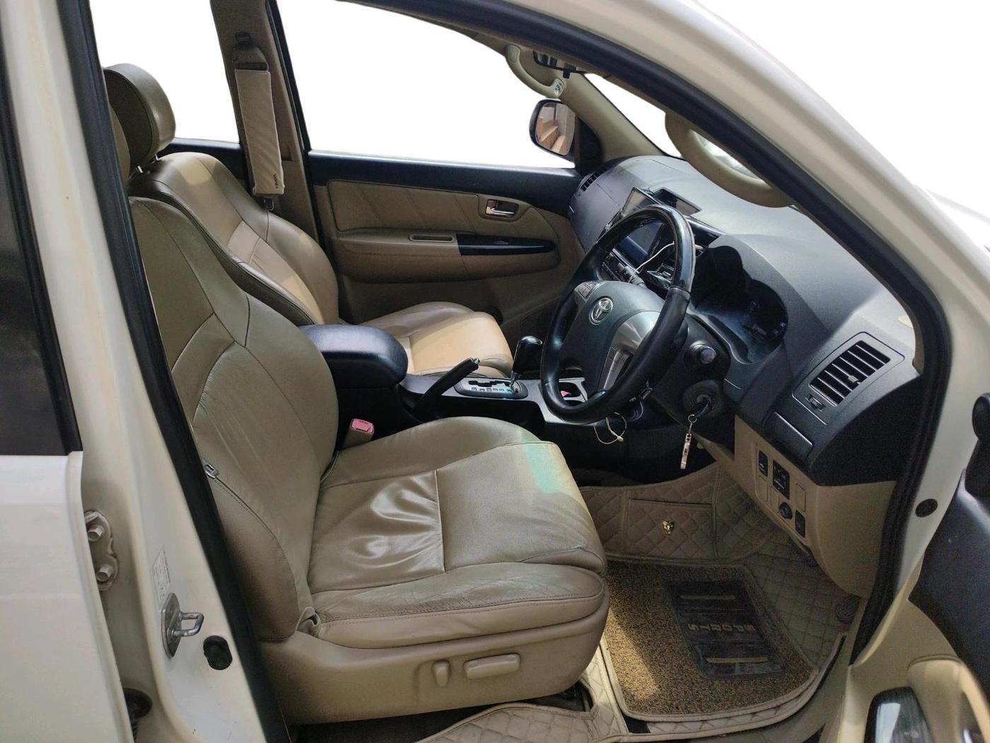 2014 Toyota Fortuner 3.0 4X2 AT, Diesel, Automatic, 2,27,890 km, interior