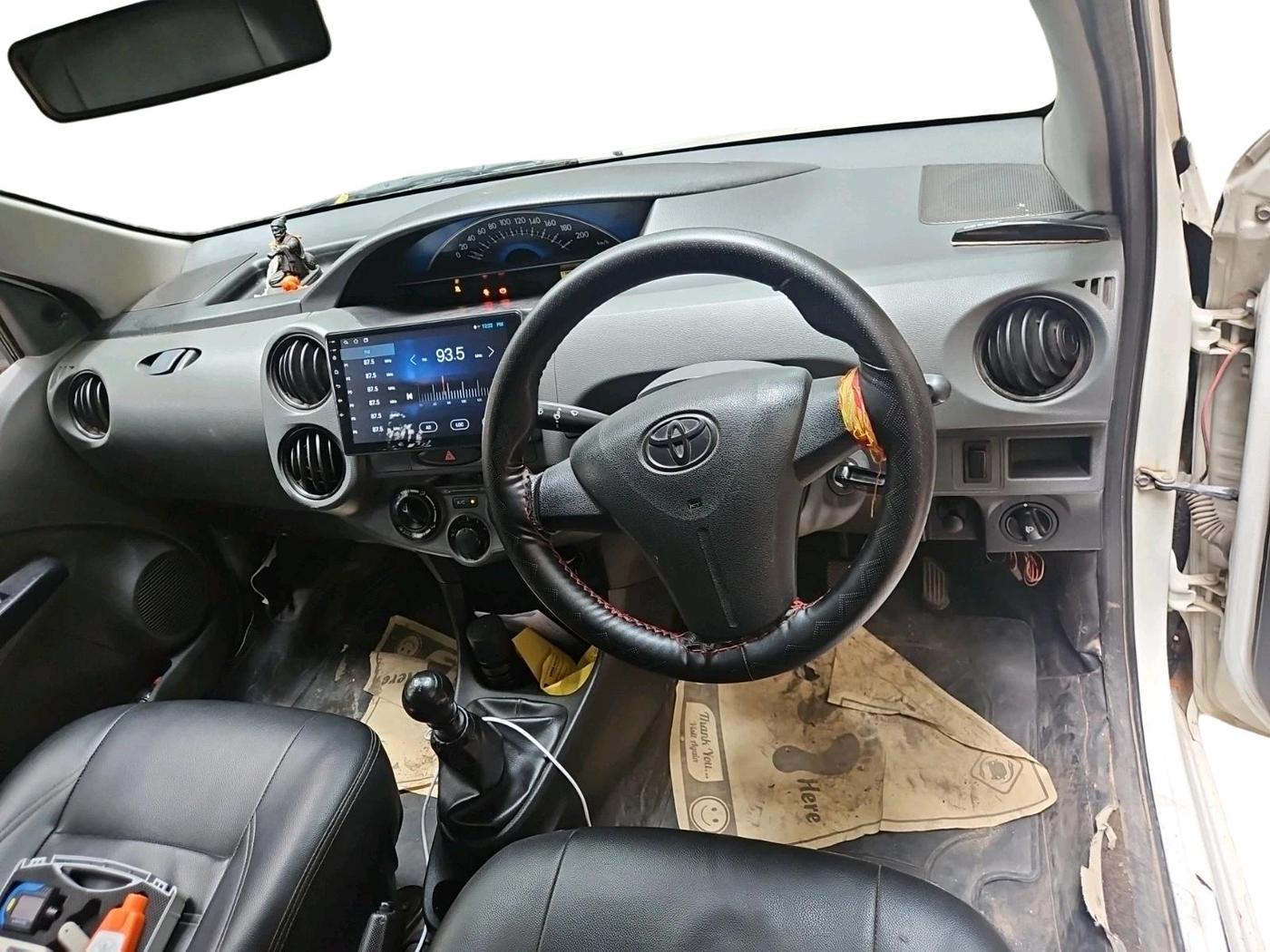 2013 Toyota Etios Liva GD, Diesel, Manual, 1,40,586 km, interior