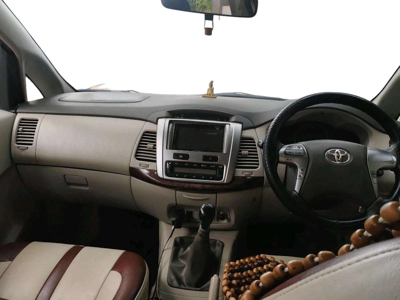 2014 Toyota Innova 2.5 VX 8 STR, Diesel, Manual, 3,33,485 km, interior