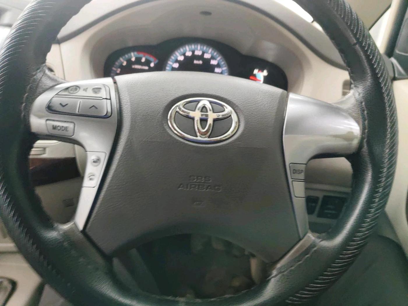 2014 Toyota Innova 2.5 VX 8 STR, Diesel, Manual, 3,33,485 km, interior