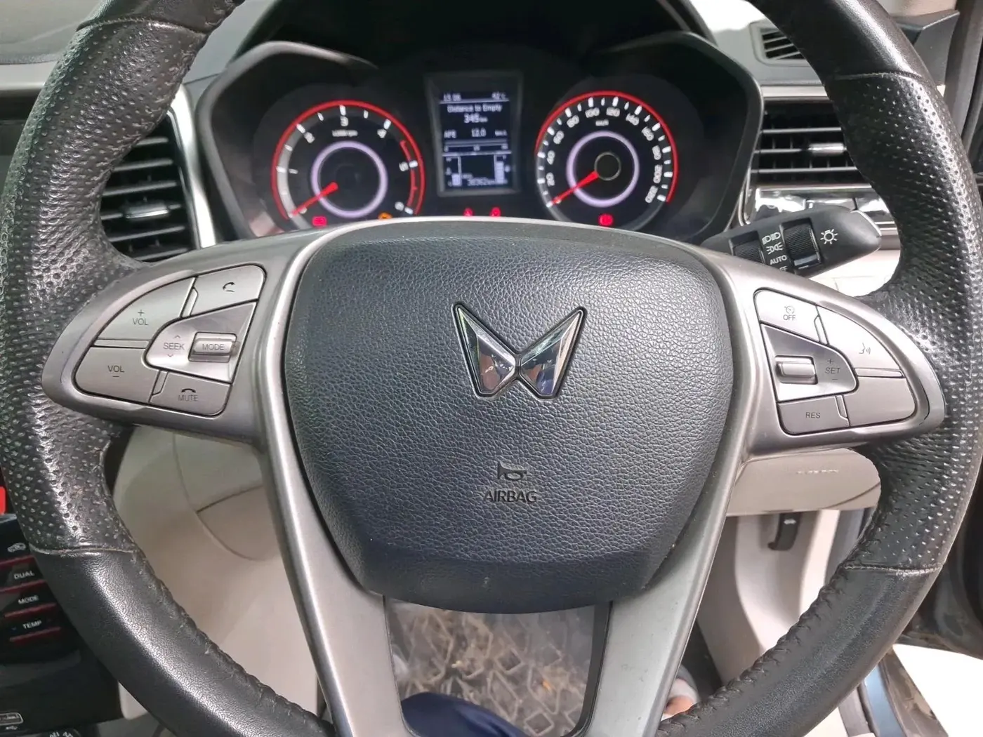2023 Mahindra XUV300 W8 1.5 DIESEL, Diesel, Manual, 38,362 km, interior