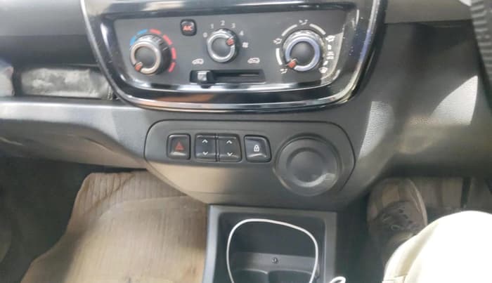 2017 Renault Kwid RXT 1.0, Petrol, Manual, 23,990 km, interior