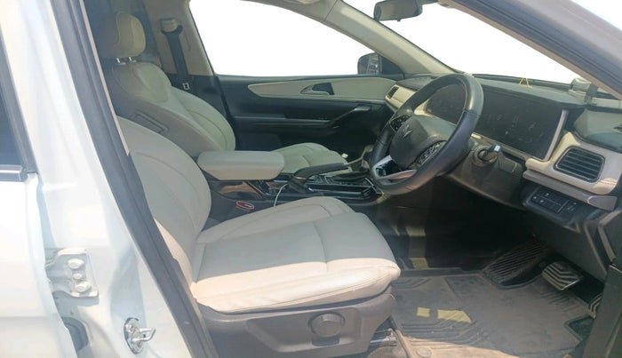 2024 Mahindra XUV700 AX 7 D AT 7 STR, Diesel, Automatic, 42,124 km, interior