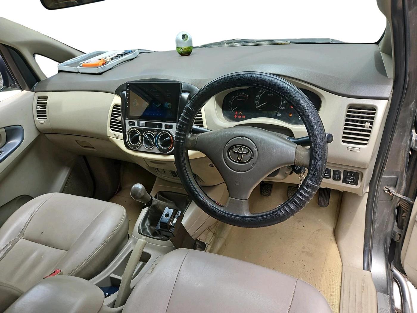 2011 Toyota Innova 2.5 G4 8 STR, Diesel, Manual, 3,27,739 km, interior
