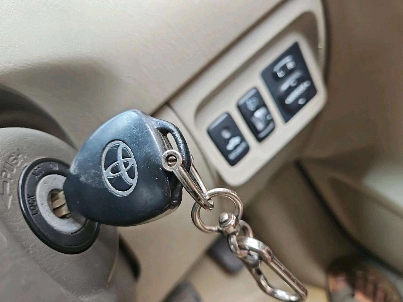 2011 Toyota Innova 2.5 G4 8 STR, Diesel, Manual, 3,27,739 km, interior