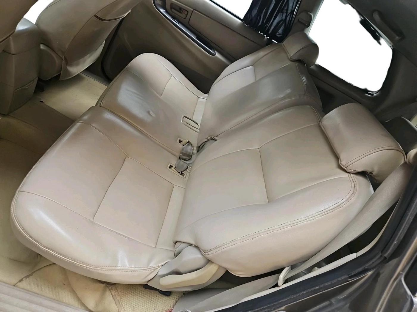 2011 Toyota Innova 2.5 G4 8 STR, Diesel, Manual, 3,27,739 km, interior