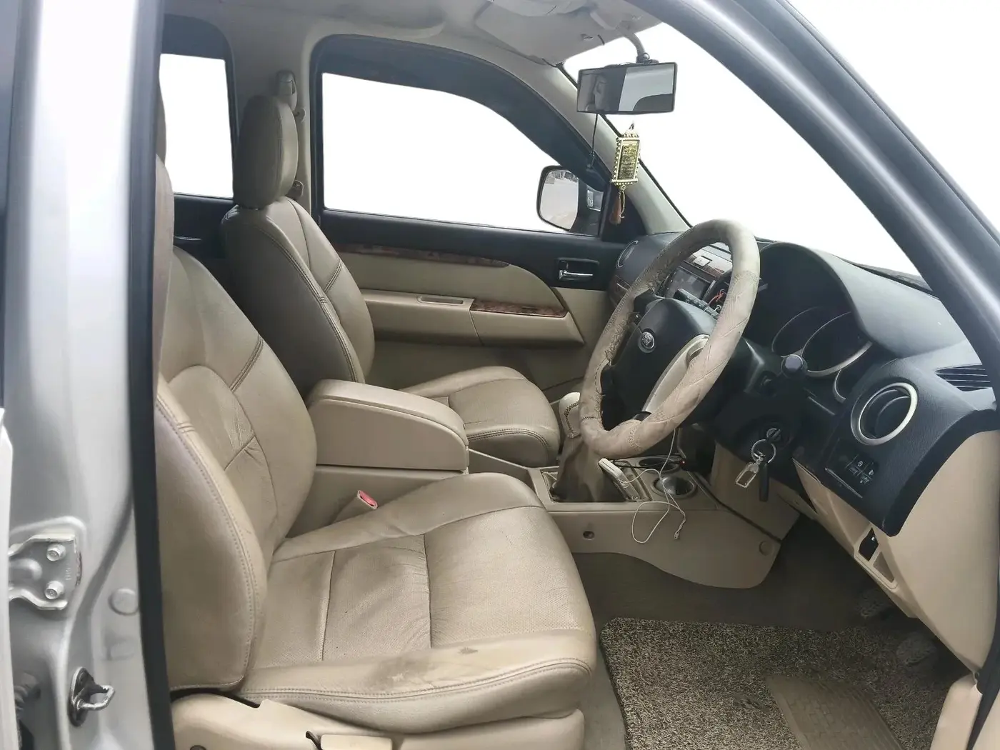 2011 Ford Endeavour 2.5L 4X2 MT, Diesel, Manual, 1,69,305 km, interior