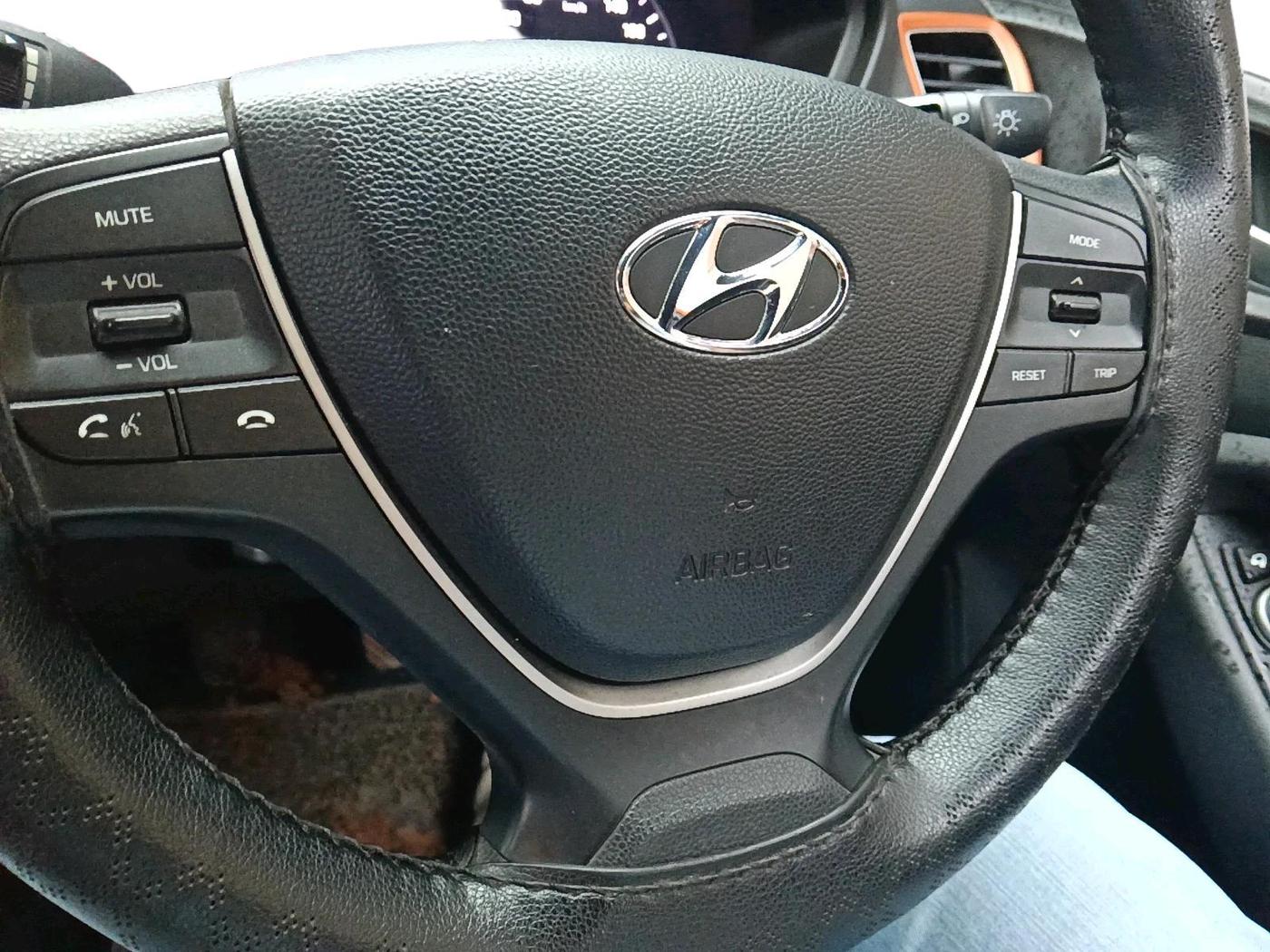 2019 Hyundai Elite i20 SPORTZ PLUS 1.2 DUAL TONE, Petrol, Manual, 42,100 km, interior