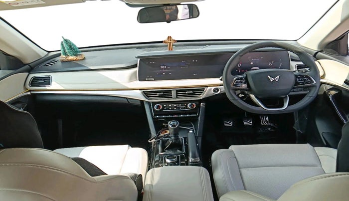 2025 Mahindra XUV700 AX7 Petrol MT 7 STR, Petrol, Manual, 4,173 km, interior