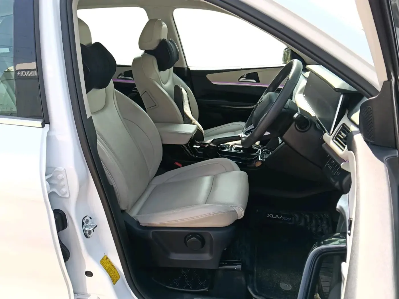 2025 Mahindra XUV700 AX7 Petrol MT 7 STR, Petrol, Manual, 4,173 km, interior