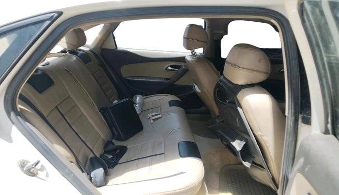 2013 Volkswagen Vento HIGHLINE 1.6 MPI, Petrol, Manual, 1,65,208 km, interior