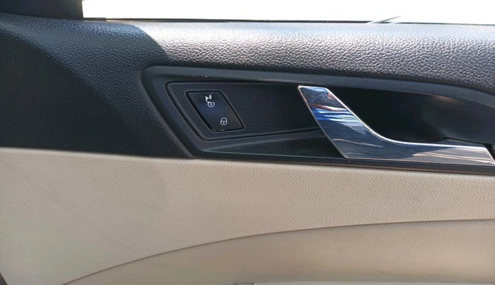 2010 Skoda Superb ELEGANCE 2.0 TDI CR AT, Diesel, Automatic, 1,38,461 km, interior