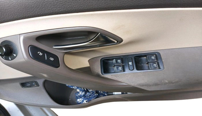 2011 Volkswagen Vento HIGHLINE 1.6 MPI, Petrol, Manual, 2,47,141 km, interior