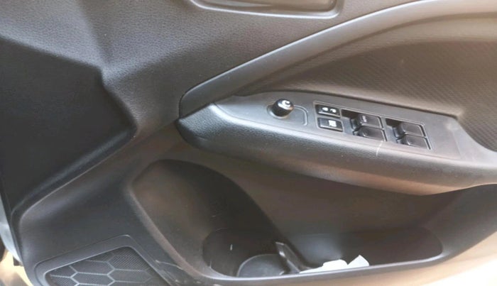 2023 Maruti BREZZA LXI SMART HYBRID, Petrol, Manual, 22,040 km, interior