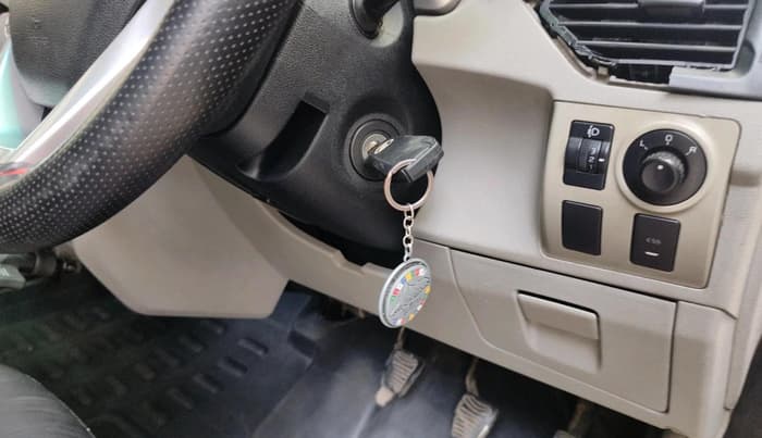 2016 Mahindra Kuv100 K8 6 STR, Petrol, Manual, 82,382 km, interior