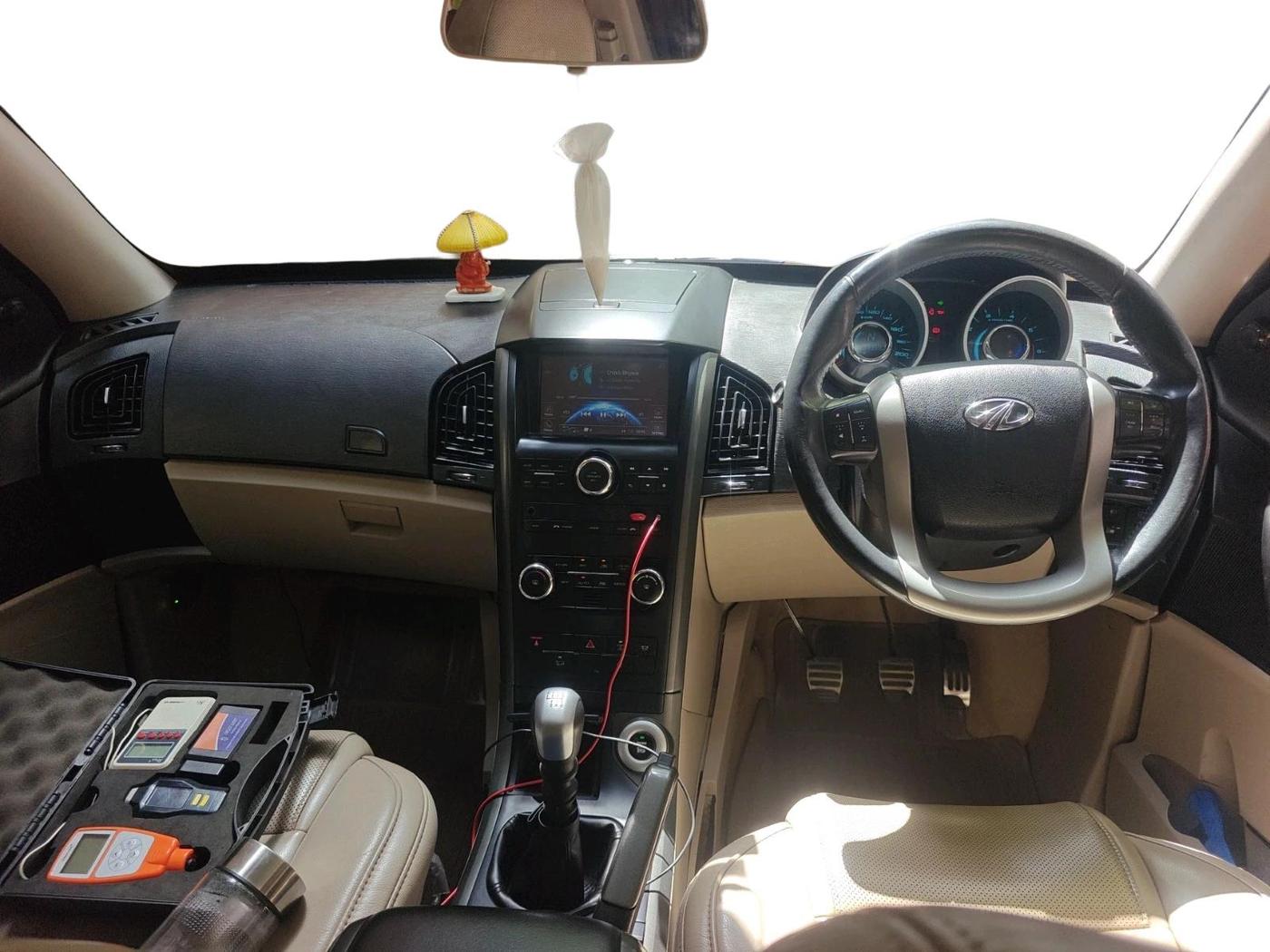 2017 Mahindra XUV500 W10, Diesel, Manual, 1,83,358 km, interior
