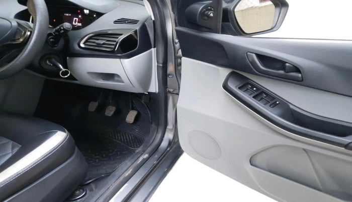 2022 Tata Tiago XT CNG, CNG, Manual, 40,814 km, interior