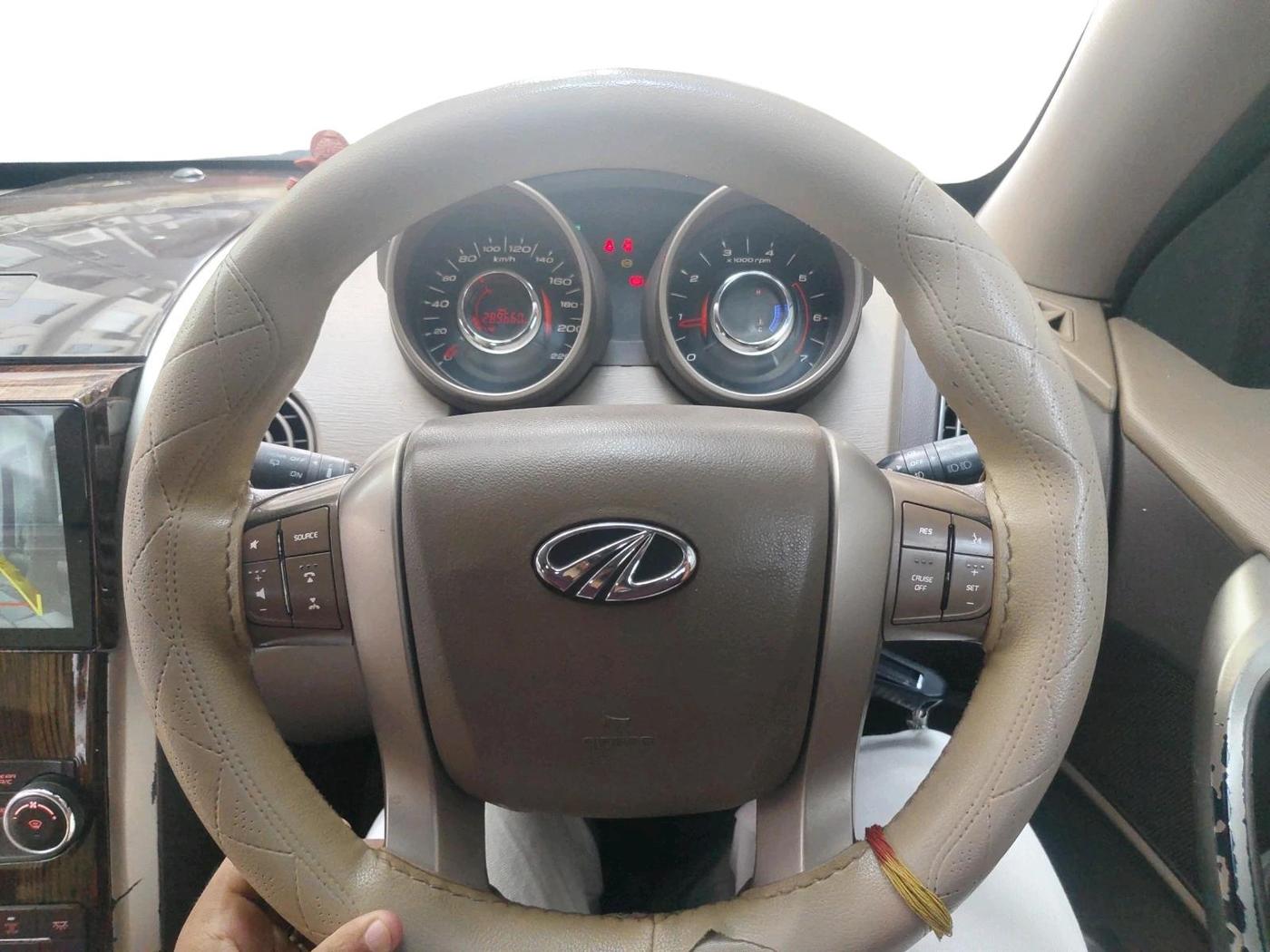 2015 Mahindra XUV500 W6, Diesel, Manual, 2,89,660 km, interior