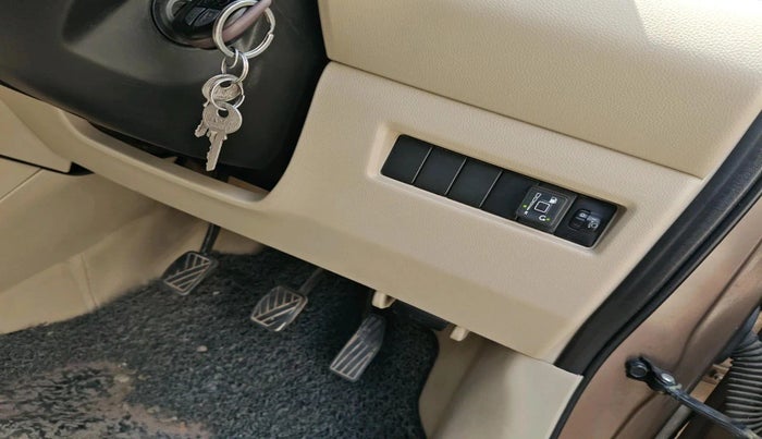 2017 Maruti Dzire VXI, CNG, Manual, 1,27,829 km, interior