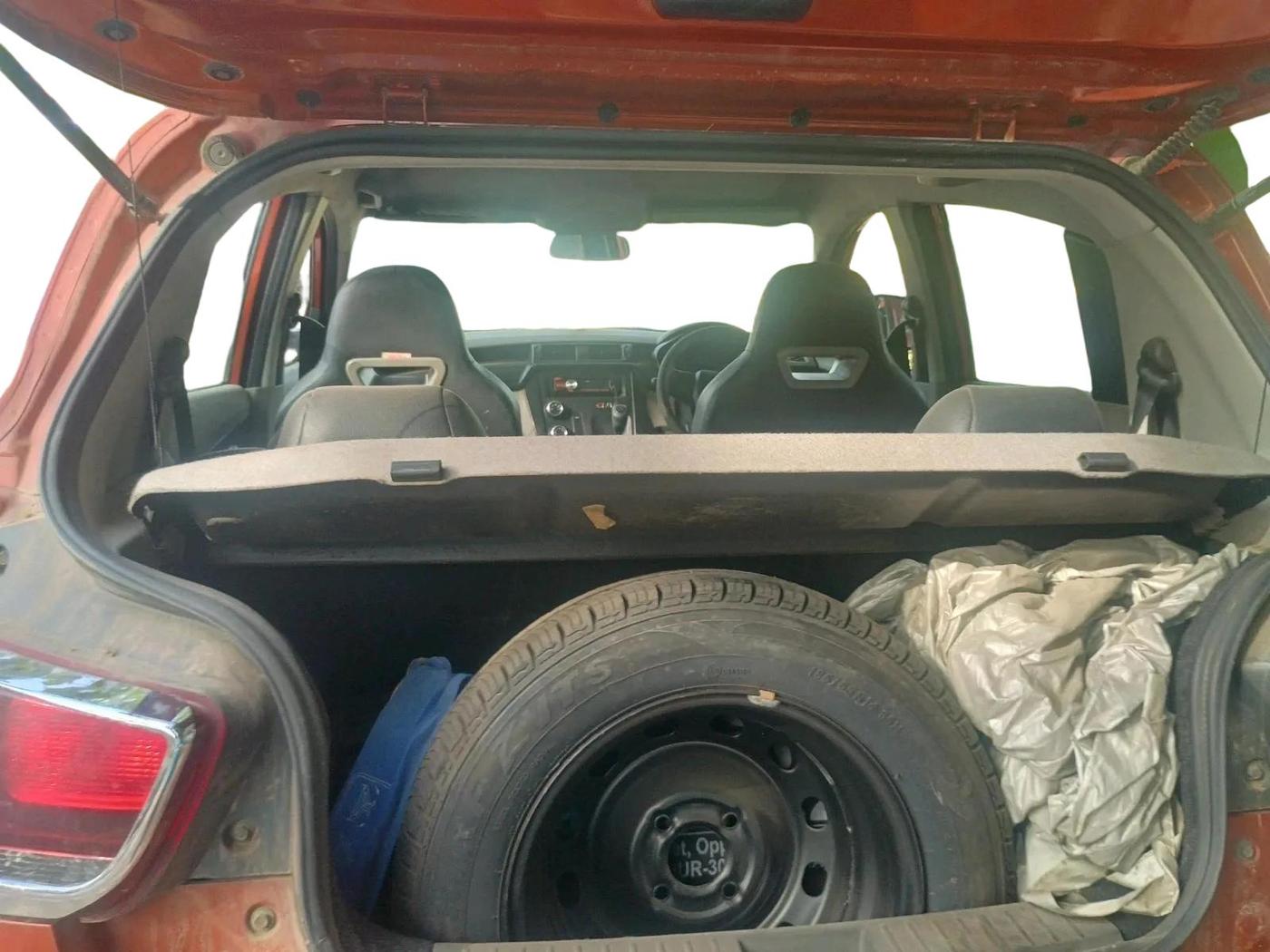 2016 Mahindra Kuv100 K4 PLUS 6 STR, CNG, Manual, 38,869 km, exterior