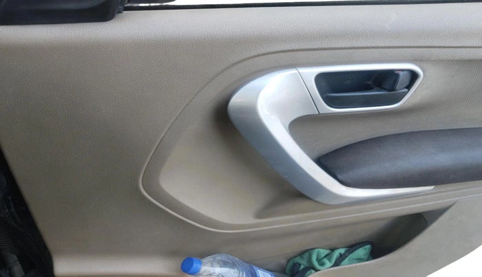 2016 Mahindra TUV300 T8, Diesel, Manual, 71,065 km, interior