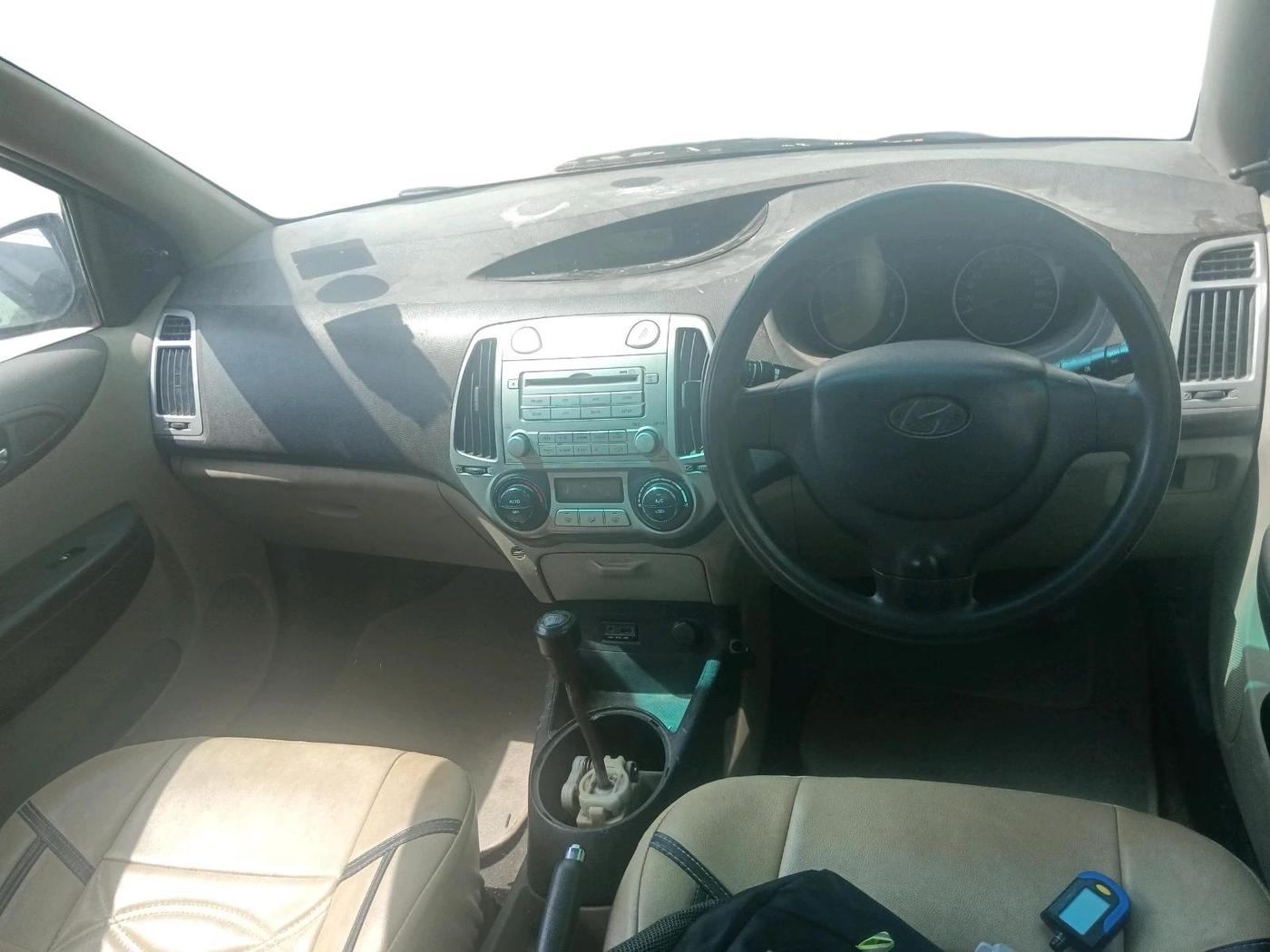 2011 Hyundai i20 MAGNA 1.2, Petrol, Manual, 1,00,000 km, interior