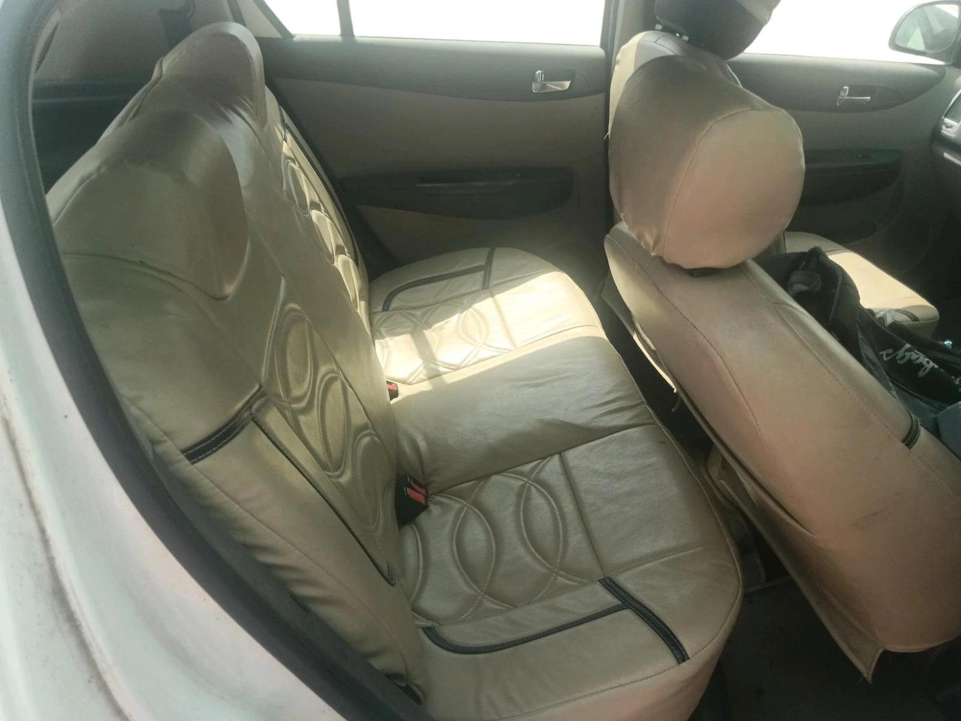 2011 Hyundai i20 MAGNA 1.2, Petrol, Manual, 1,00,000 km, interior