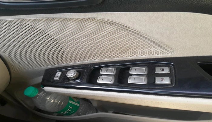 2022 Mahindra XUV300 W8 (O) 1.2 PETROL, Petrol, Manual, 1,16,890 km, interior