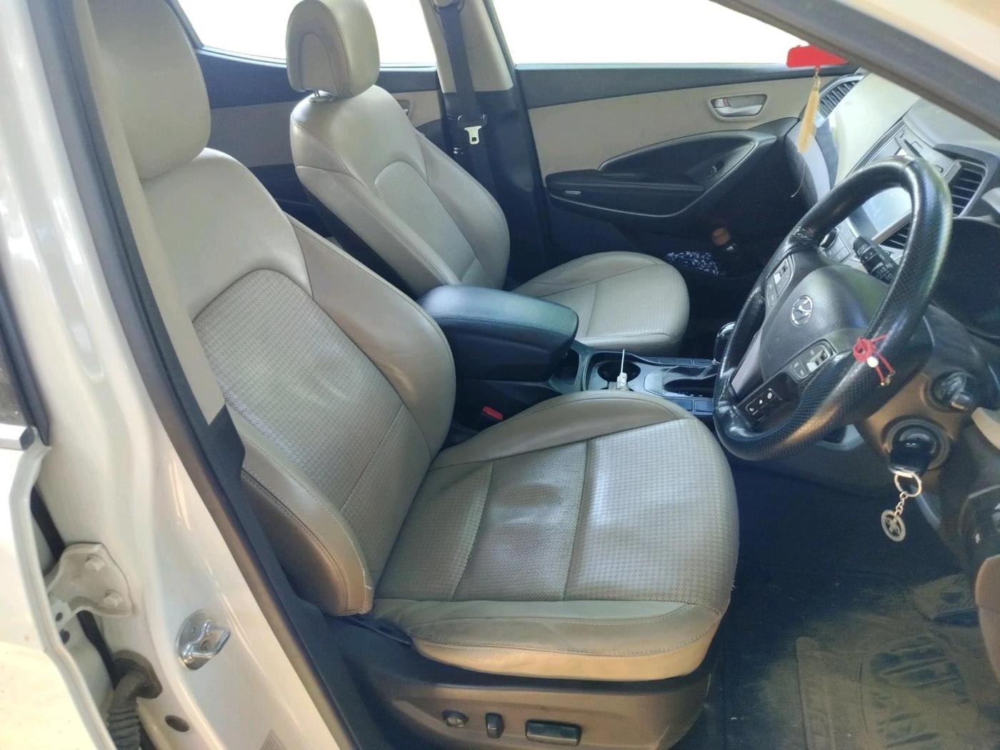 2015 Hyundai Santa Fe 2 WD AT, Diesel, Automatic, 1,15,498 km, interior