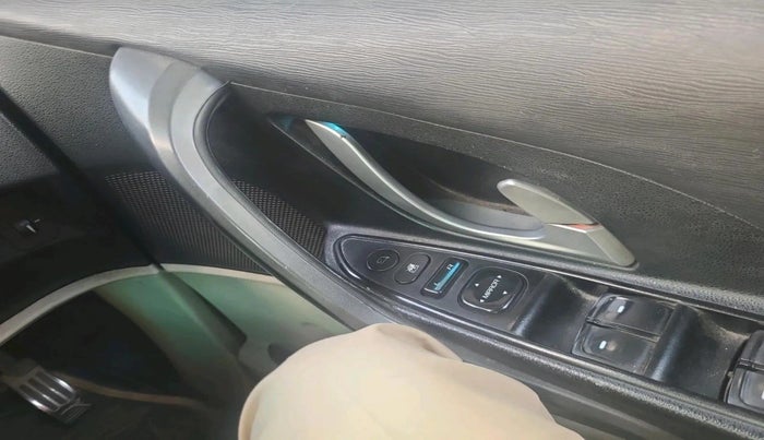 2016 Mahindra XUV500 W10, Diesel, Manual, 1,70,001 km, interior