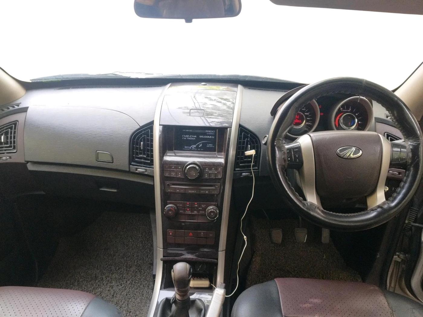 2015 Mahindra XUV500 W6, Diesel, Manual, 1,48,860 km, interior