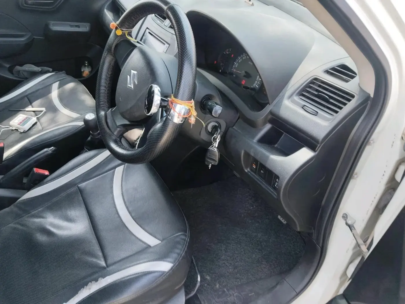 2014 Maruti Swift LXI, Petrol, Manual, 1,00,330 km, interior