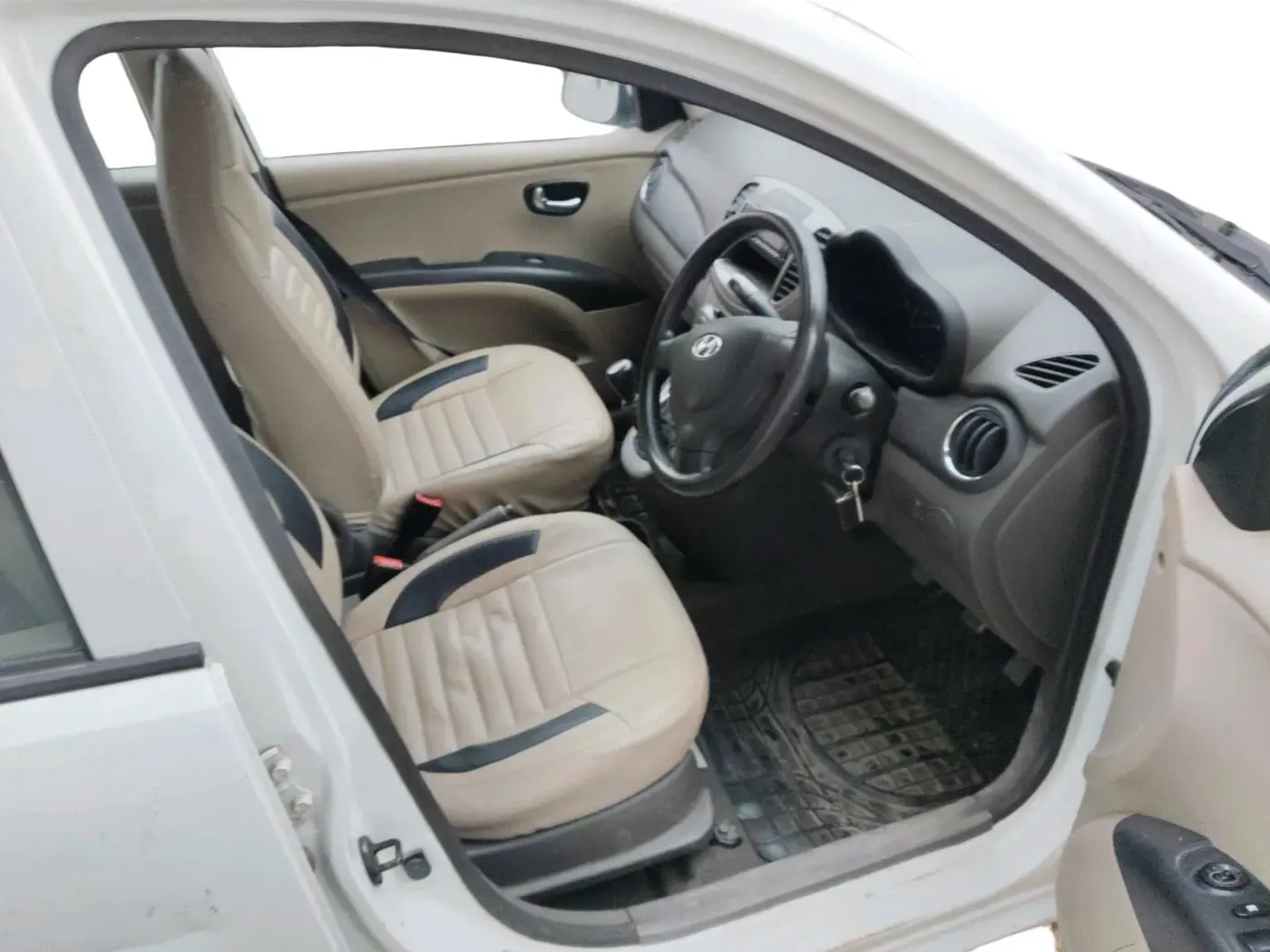 2013 Hyundai i10 MAGNA 1.2, Petrol, Manual, 40,496 km, interior