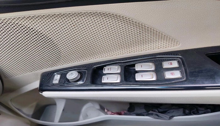 2021 Mahindra XUV300 W8 (O) 1.2 PETROL, Petrol, Manual, 1,24,967 km, interior