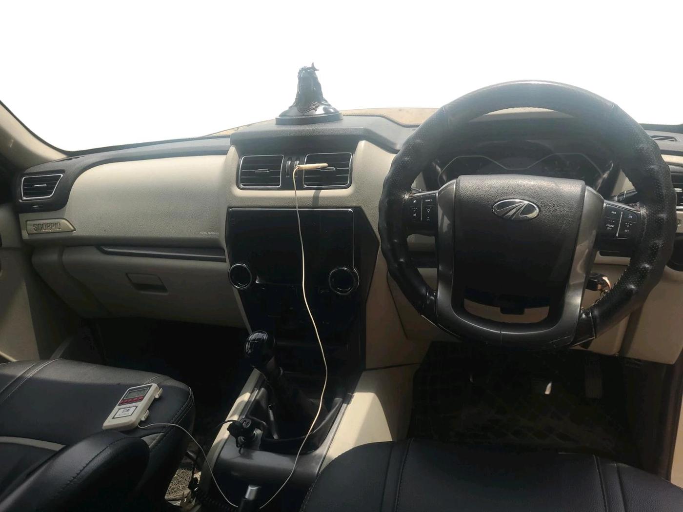 2017 Mahindra Scorpio S6 PLUS 1.99 INTELLI-HYBRID, Diesel, Manual, 96,524 km, interior