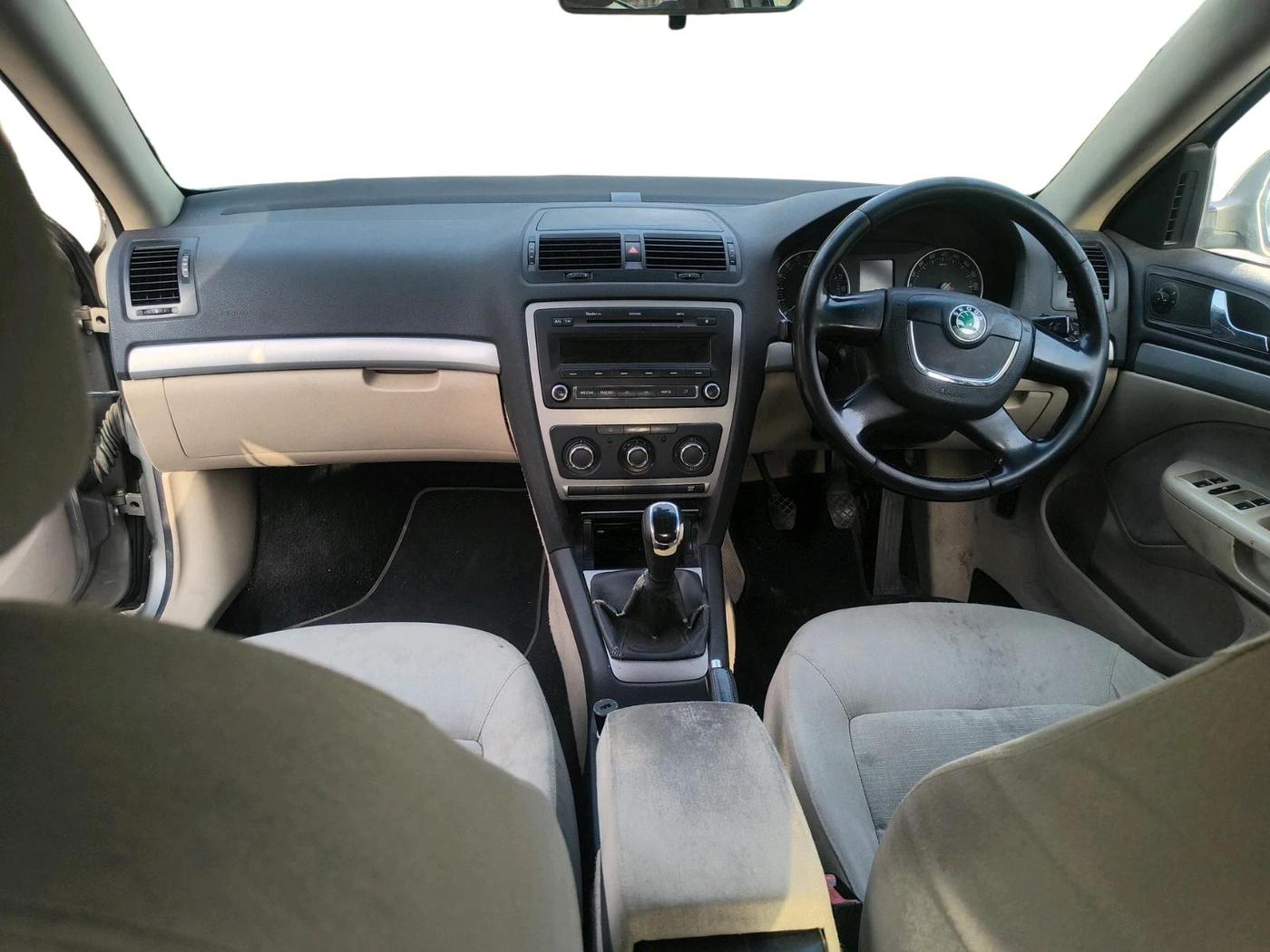2012 Skoda Laura AMBIENTE 2.0 TDI CR MT, Diesel, Manual, 1,21,923 km, interior
