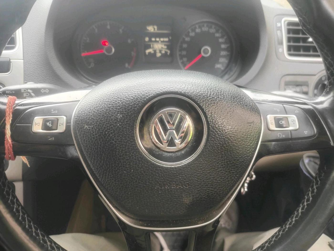 2017 Volkswagen Ameo HIGHLINE1.2L PLUS 16 ALLOY, Petrol, Manual, 1,13,284 km, interior