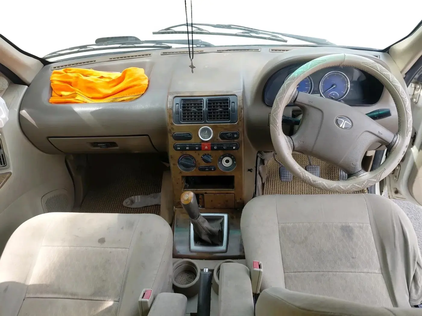 2012 Tata Safari 4X2 EX DICOR 2.2 VTT, Diesel, Manual, 1,19,156 km, interior