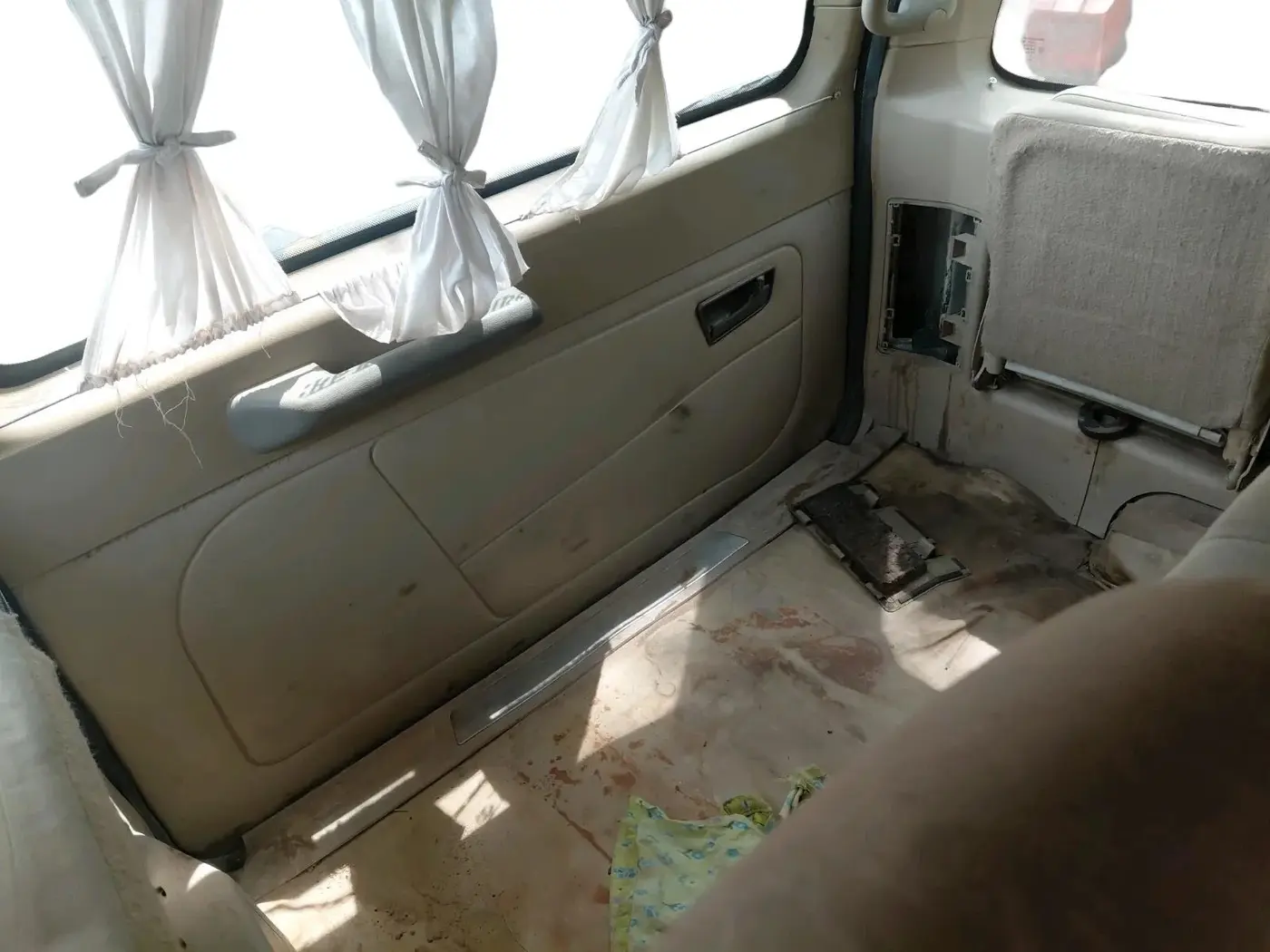 2012 Tata Safari 4X2 EX DICOR 2.2 VTT, Diesel, Manual, 1,19,156 km, interior