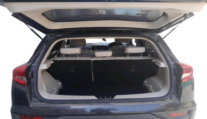 2020 Mahindra XUV300 W8 (O) 1.5 DIESEL, Diesel, Manual, 1,38,452 km, exterior