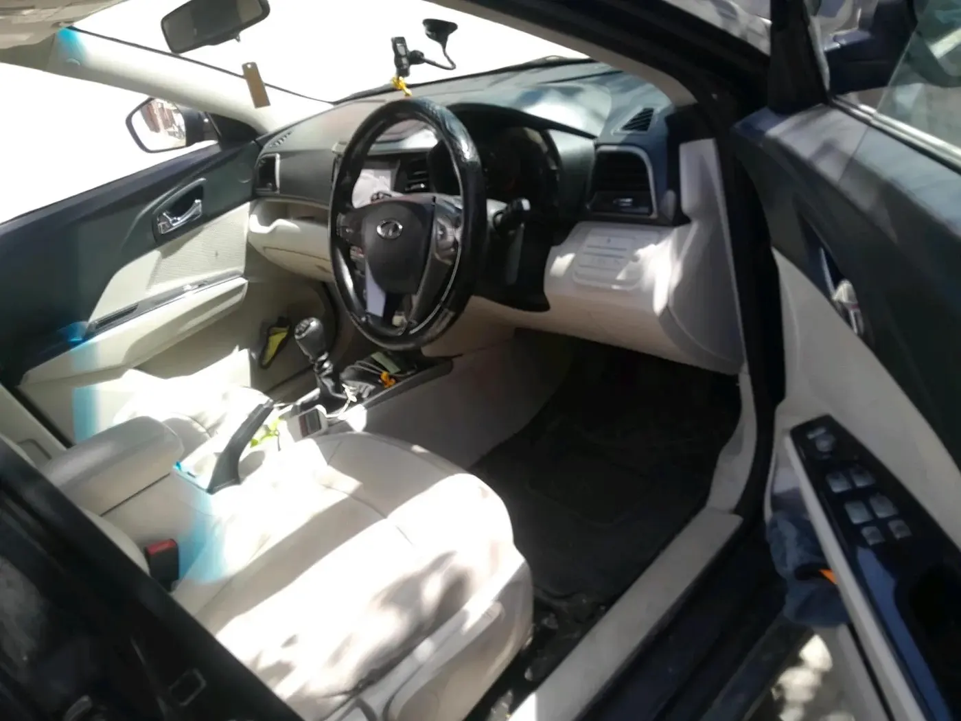 2020 Mahindra XUV300 W8 (O) 1.5 DIESEL, Diesel, Manual, 1,38,452 km, interior