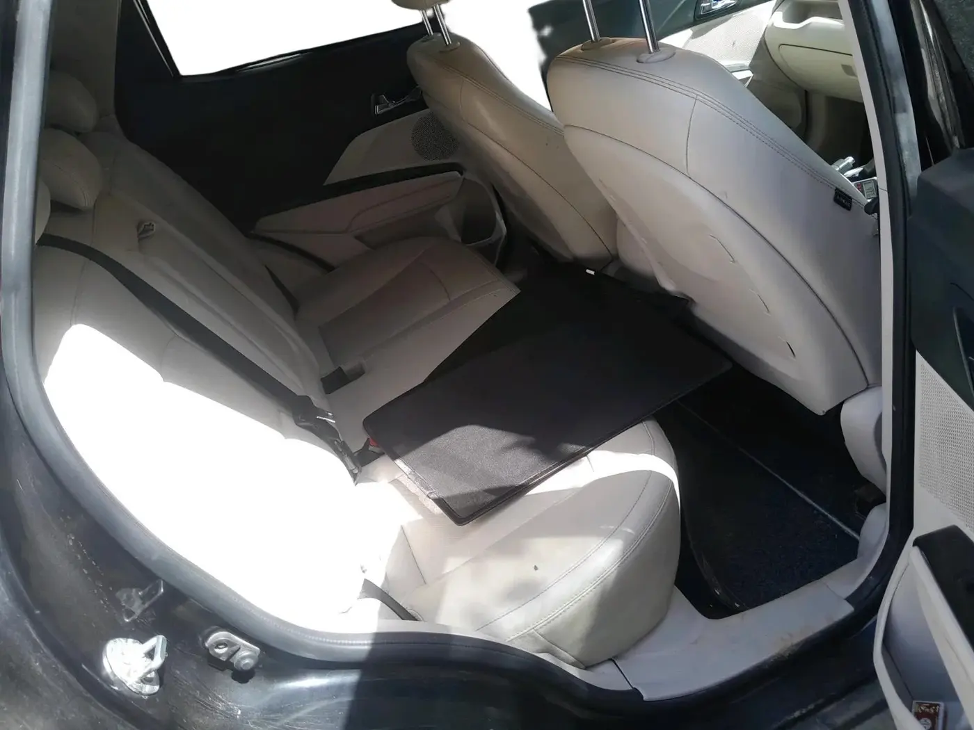 2020 Mahindra XUV300 W8 (O) 1.5 DIESEL, Diesel, Manual, 1,38,452 km, interior
